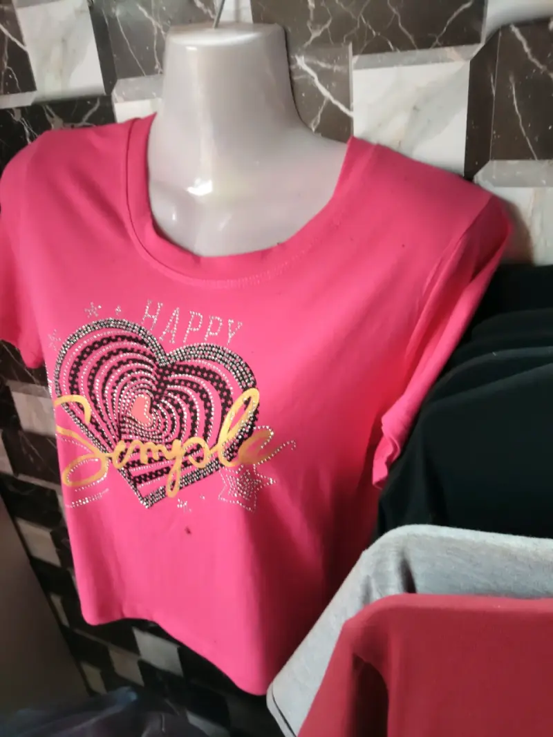 Polera rosada con diseño brillante