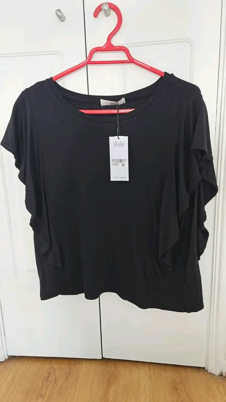 Polera negra con volantes