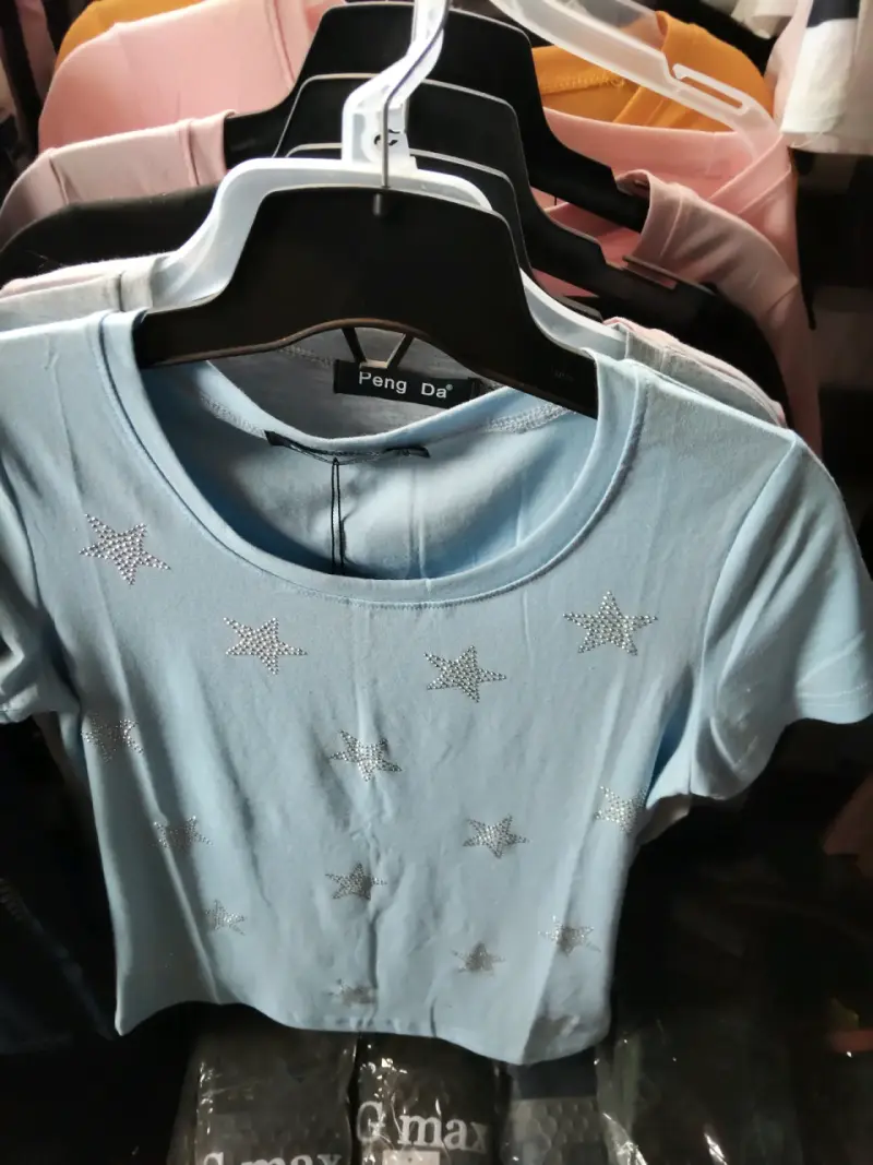 Polera azul con estrellas brillantes