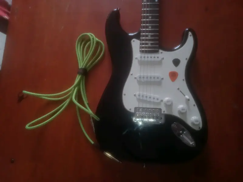 Guitarra eléctrica negra con cable - 1