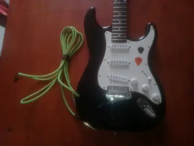 Guitarra eléctrica negra con cable - miniatura 1