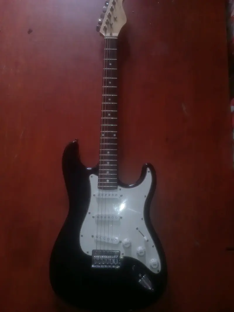 Guitarra eléctrica negra con cable - 2