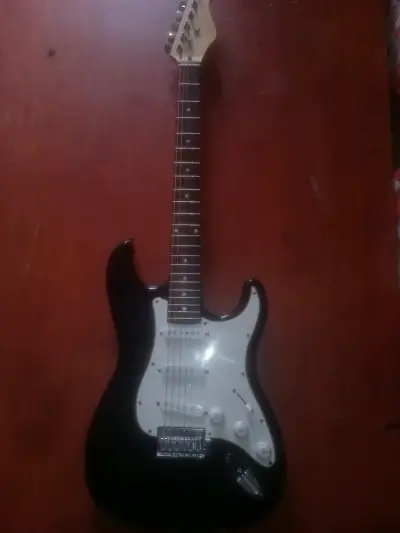 Guitarra eléctrica negra con cable - miniatura 2