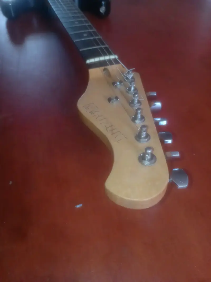Guitarra eléctrica negra con cable - 3