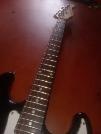 Guitarra eléctrica negra con cable - miniatura 4