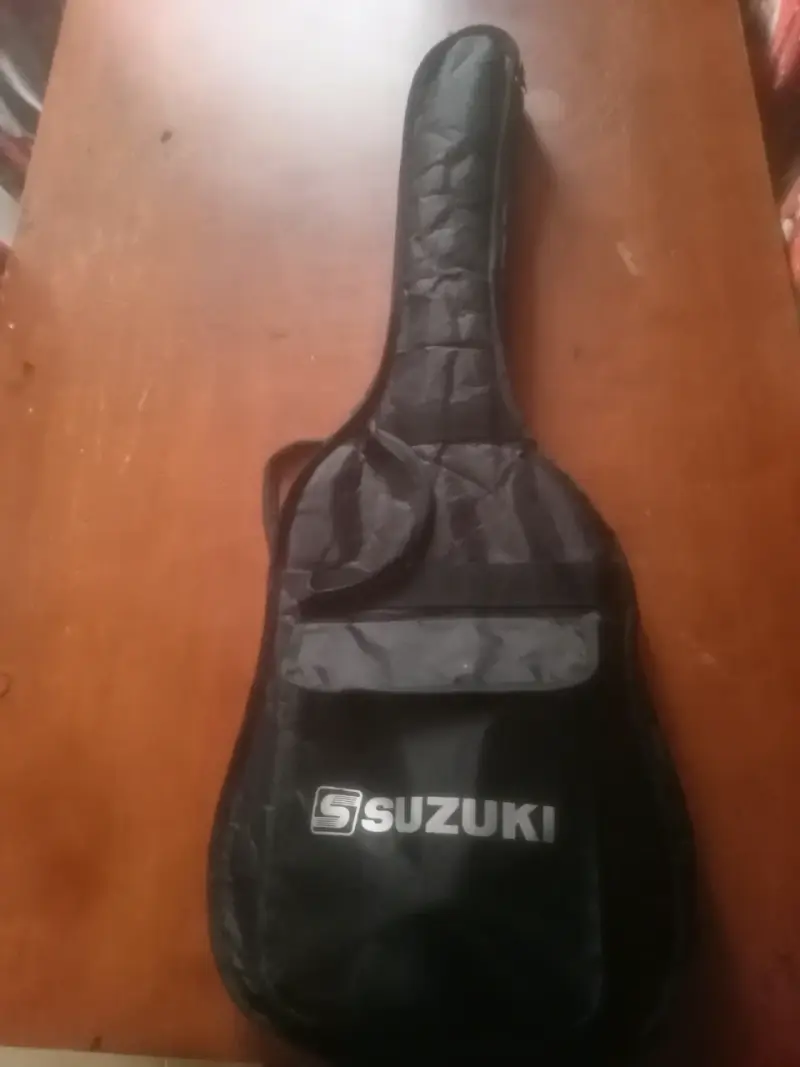 Guitarra eléctrica negra con cable - 5