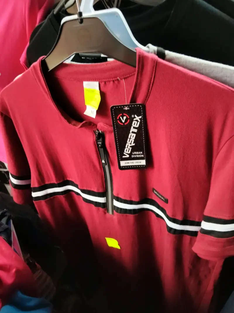 Polera roja con cierre VersaTex