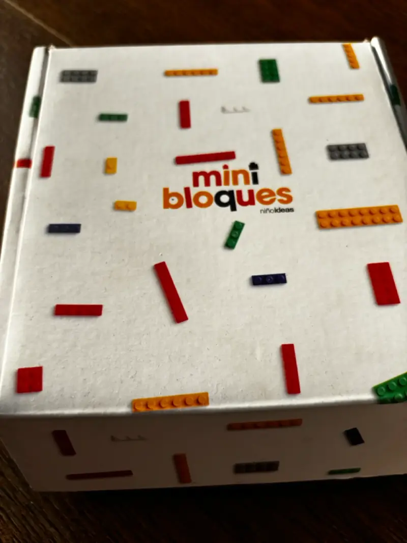 Caja de mini bloques coloridos