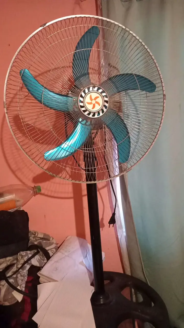 Ventilador de pie azul