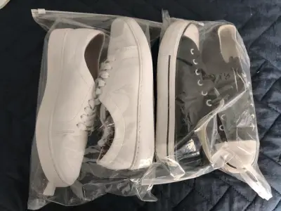 Zapatillas blancas y negras - miniatura 1