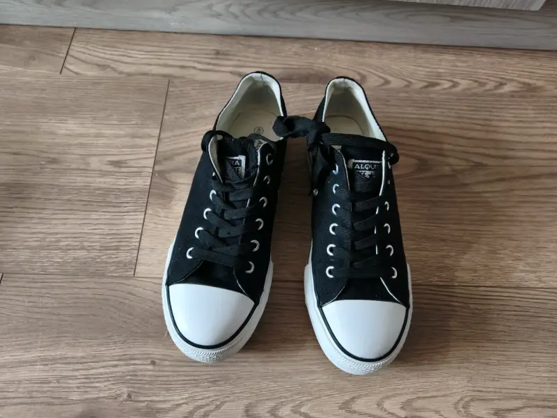 Zapatillas blancas y negras - 2