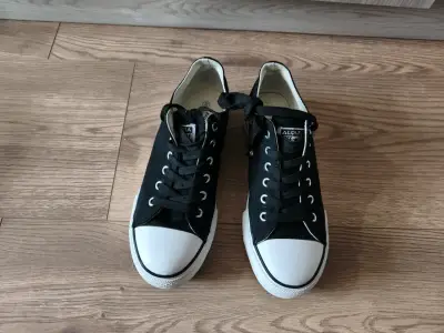 Zapatillas blancas y negras - miniatura 2