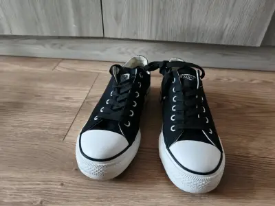 Zapatillas blancas y negras - miniatura 3