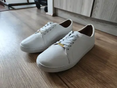 Zapatillas blancas y negras - miniatura 4