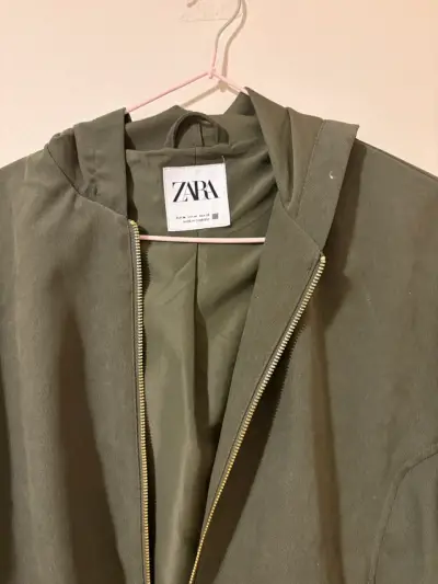Chaqueta verde Zara con capucha - miniatura 1