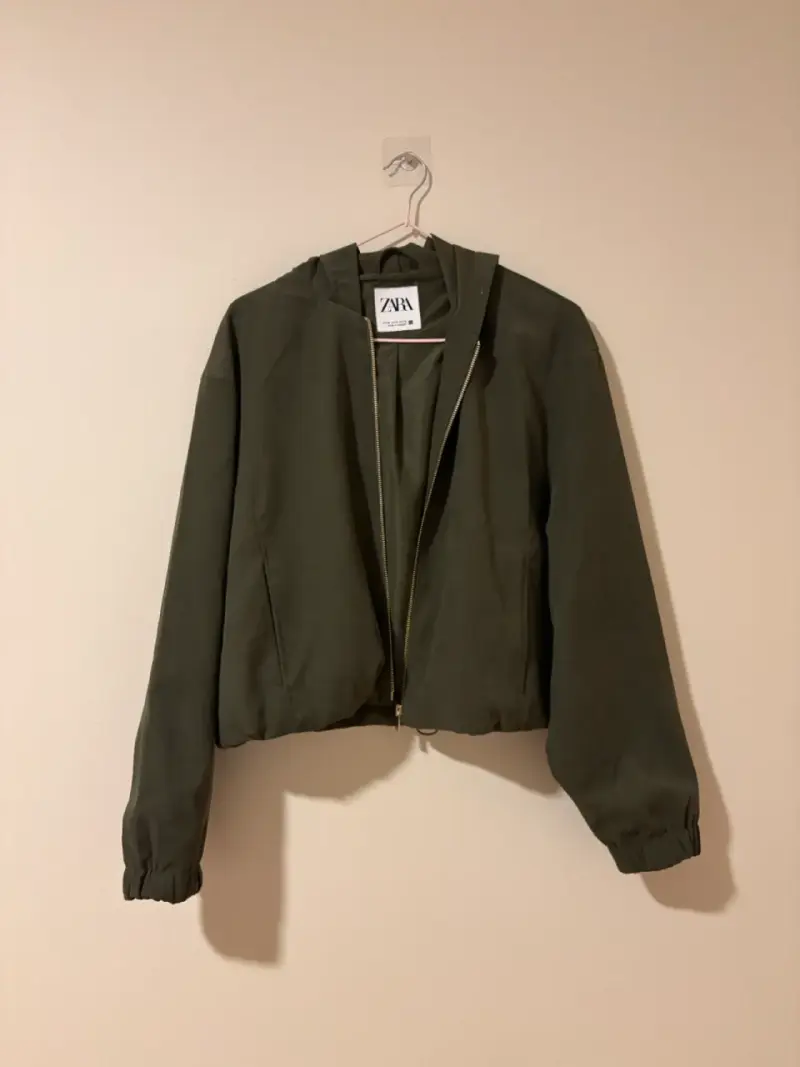 Chaqueta verde Zara con capucha - 3