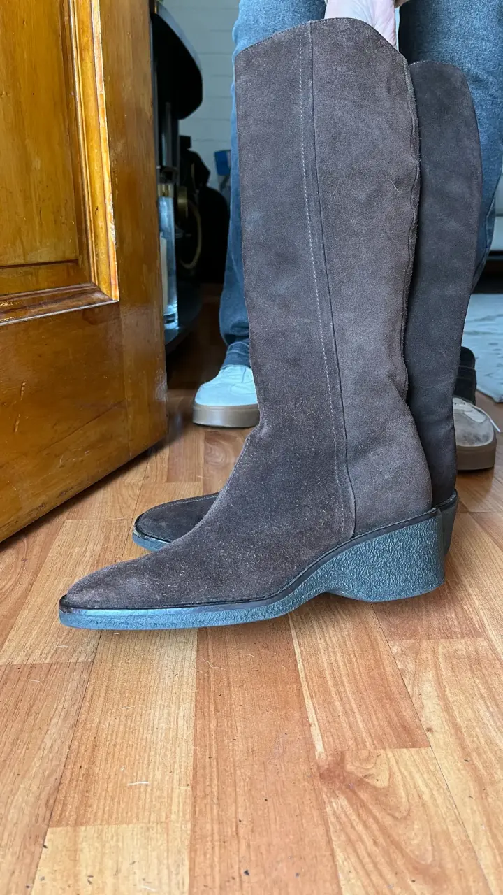 Botas largas de gamuza café - 1