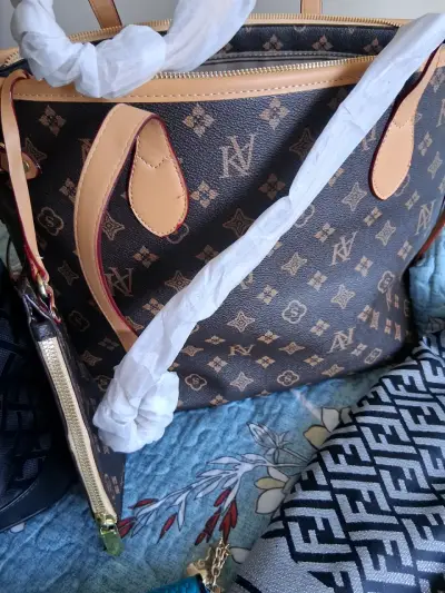 Bolso tote marrón con monograma - miniatura 2