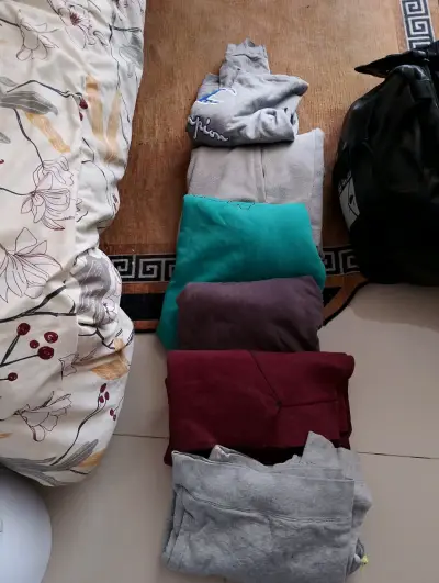 Lote de polerones variados jeans shorts conjuntos - miniatura 1