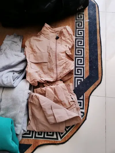 Lote de polerones variados jeans shorts conjuntos - miniatura 2