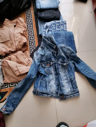 Lote de polerones variados jeans shorts conjuntos - miniatura 4