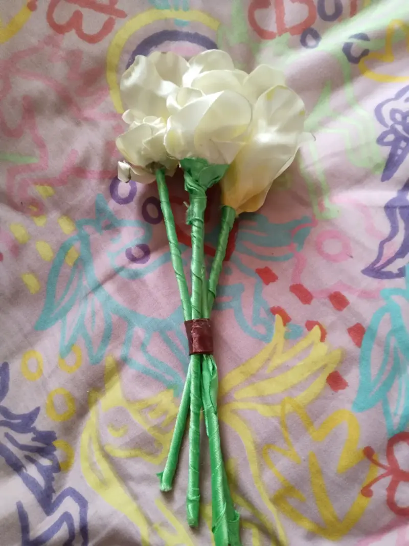 Ramo de flores amarillas hechas a mano