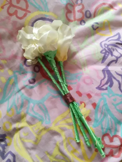 Ramo de flores amarillas hechas a mano - miniatura 2