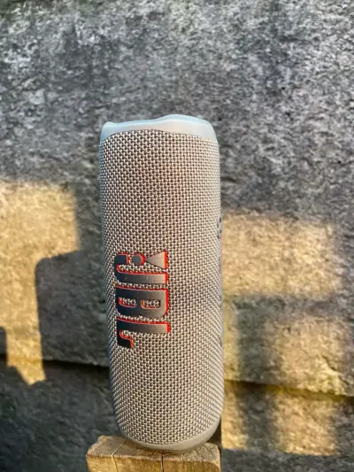 Parlante portátil JBL gris - miniatura 6
