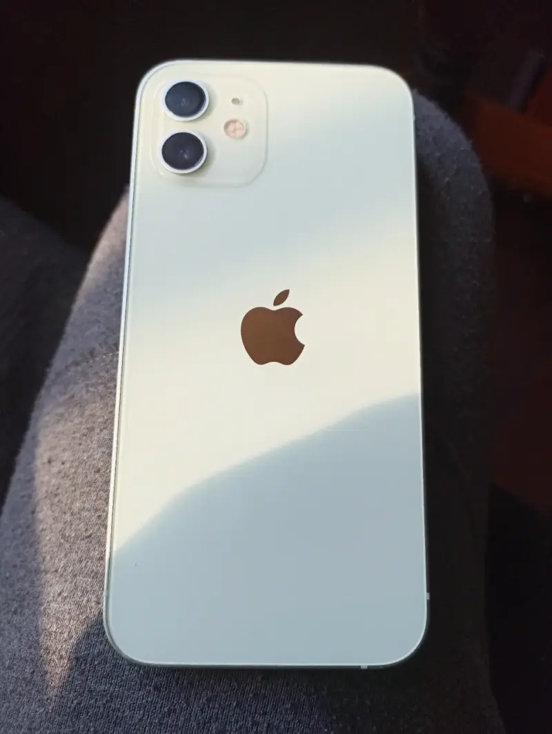 iPhone 12 verde en buen estado - 2