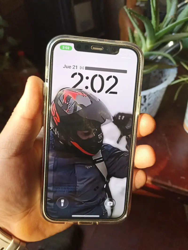 iPhone 12 verde en buen estado - 4
