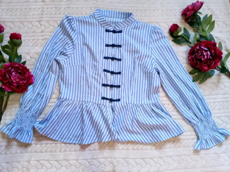 Blusa peplum rayada con hebillas - 2