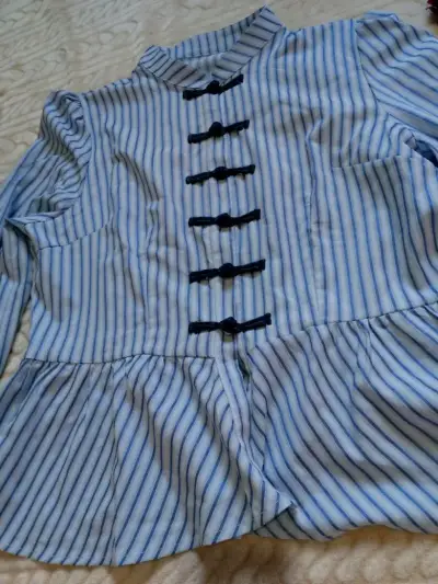 Blusa peplum rayada con hebillas - miniatura 3