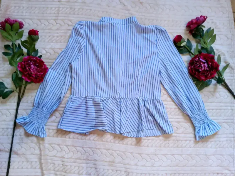 Blusa peplum rayada con hebillas - 5