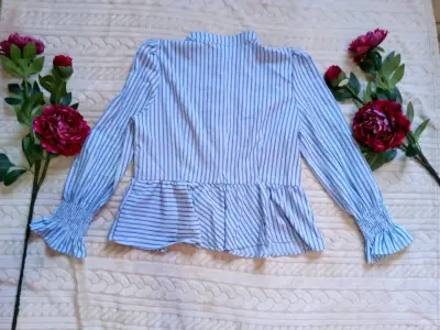 Blusa peplum rayada con hebillas - miniatura 5
