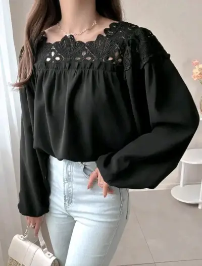 Blusa negra con encaje - miniatura 1