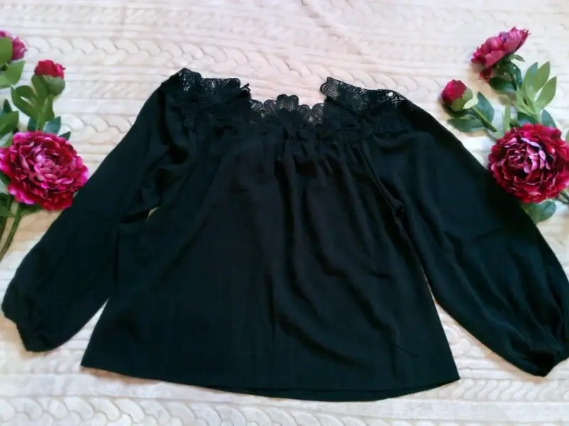 Blusa negra con encaje - 3