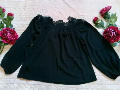 Blusa negra con encaje - miniatura 3