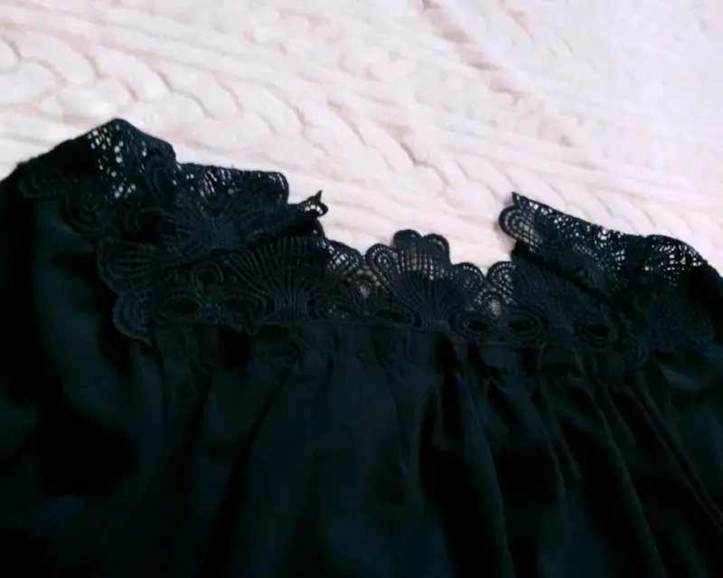 Blusa negra con encaje - 4