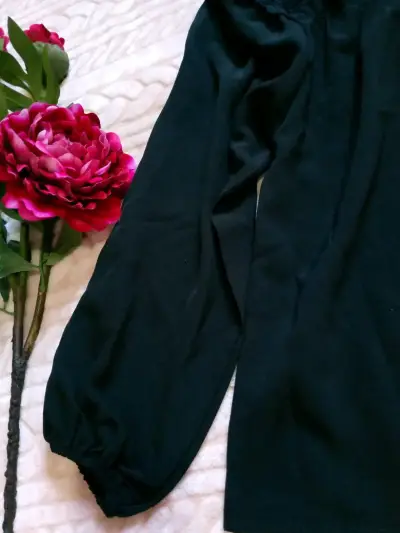 Blusa negra con encaje - miniatura 5