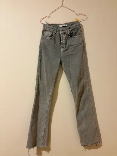 Jeans grises desgastados - miniatura 2