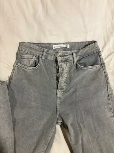 Jeans grises desgastados - miniatura 3