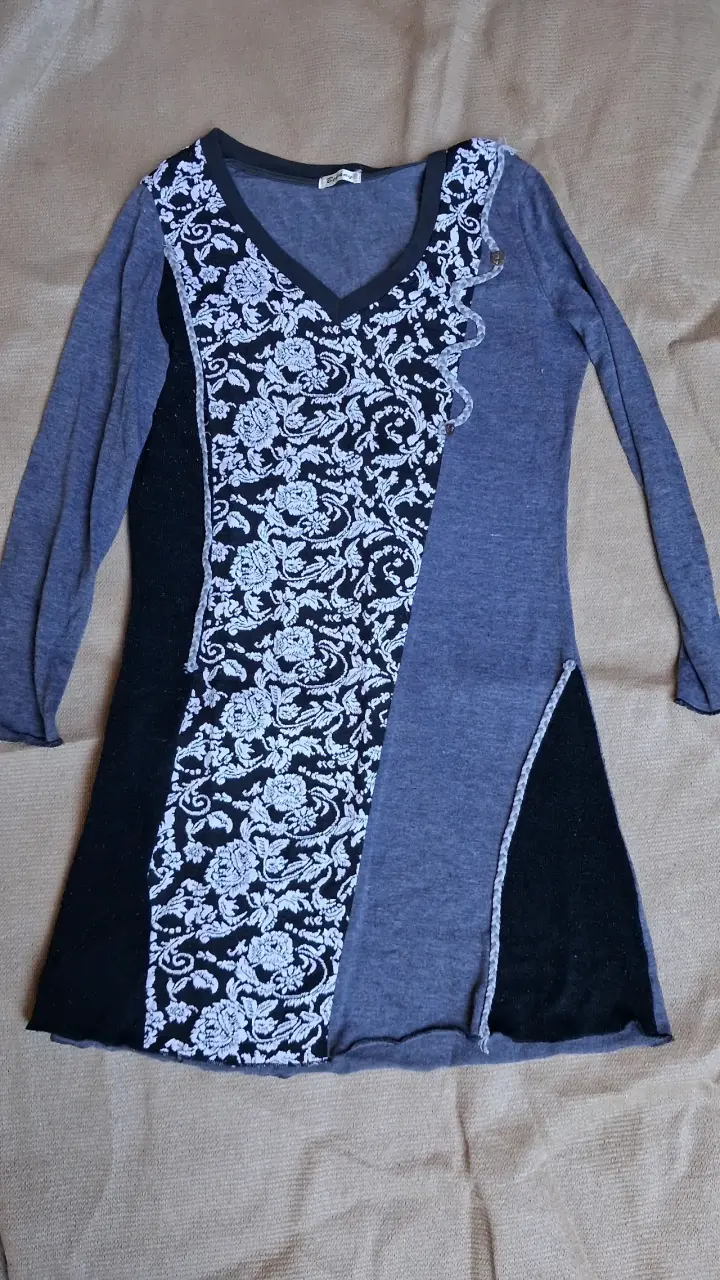 Vestido gris con encaje floral - 1