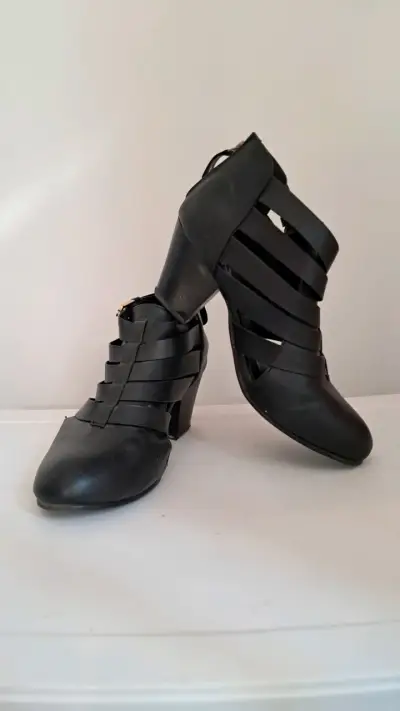 Botines negros con tiras - miniatura 1