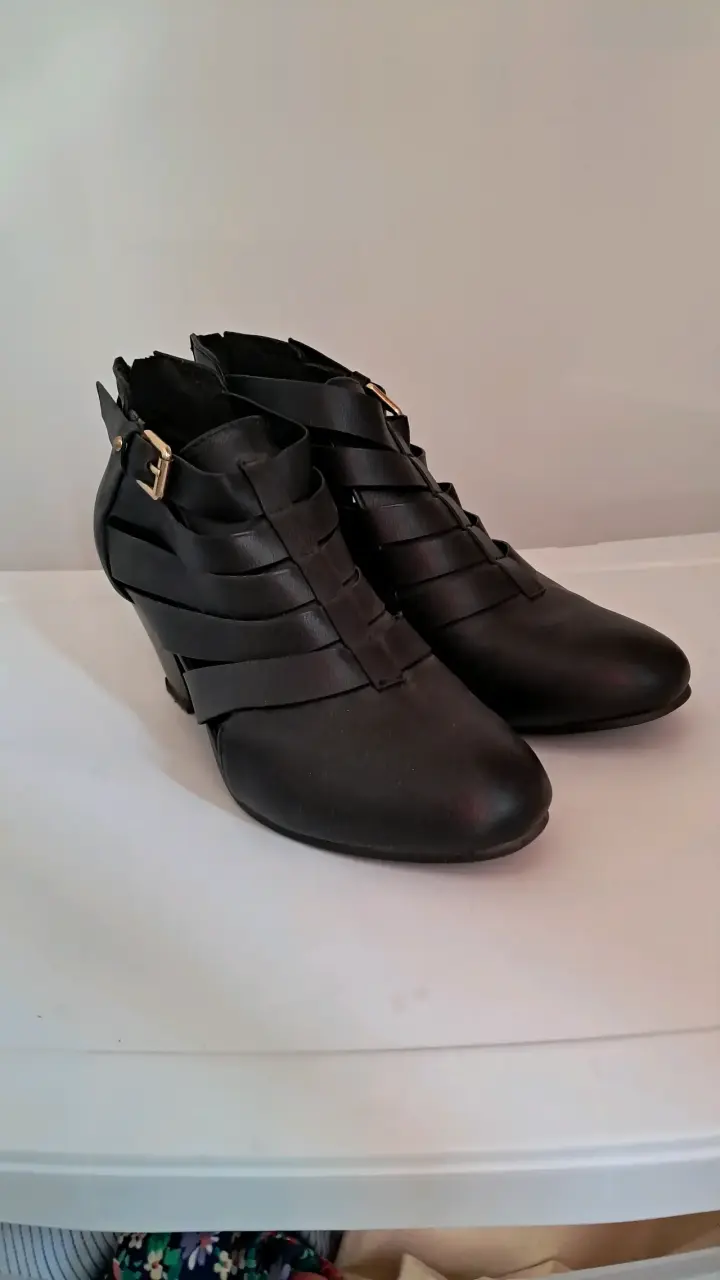 Botines negros con tiras - 2