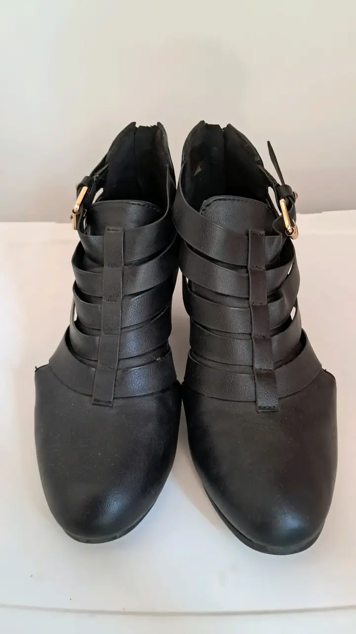 Botines negros con tiras - 3