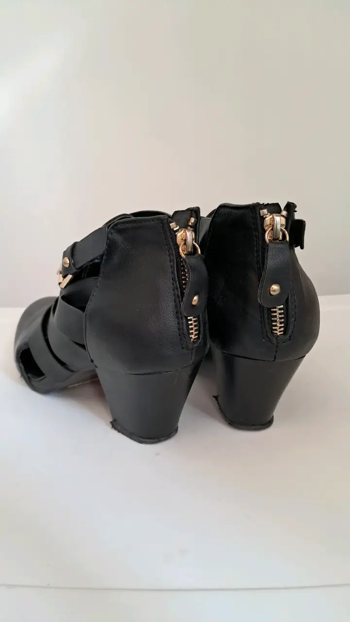 Botines negros con tiras - 4