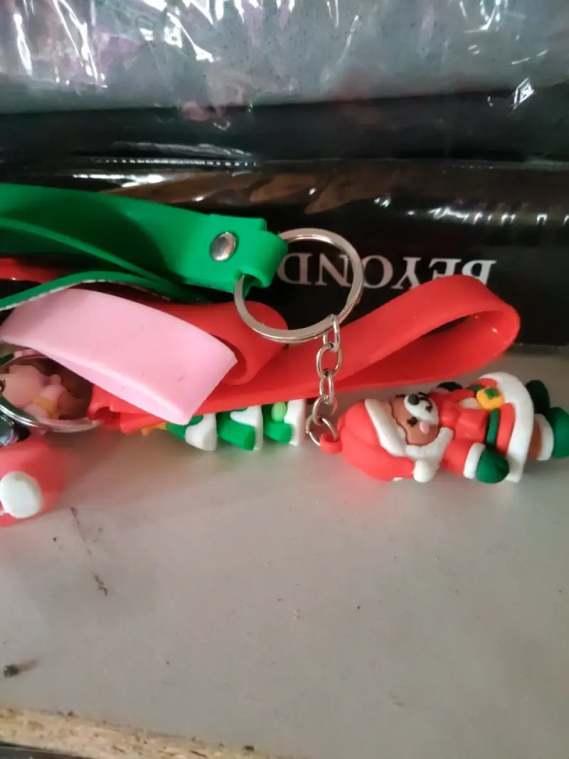 Llavero navideño con cinta colorida