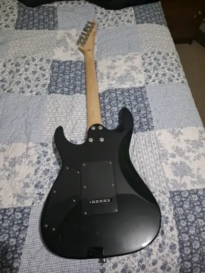 Guitarra eléctrica negra - miniatura 1