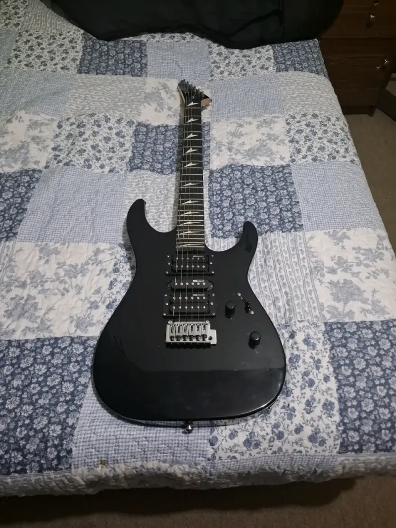 Guitarra eléctrica negra - 2