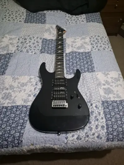 Guitarra eléctrica negra - miniatura 2